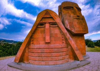 Нас в мире никто не будет уважать, если мы сами себя не зауважаем