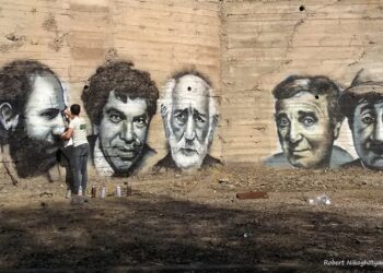 Как молодой художник украшает портретами Ереван